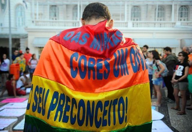 protesto com a bandeira LGBTQIA+