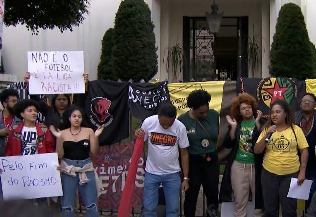 Vini Jr: ato contra o racismo reúne mais de 200 pessoas no consulado da Espanha Vini Jr: ato contra o racismo reúne mais de 200 pessoas no consulado da Espanha