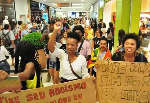 protesto contra racismo em shopping de MG