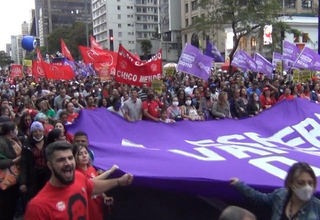 Movimentos sociais fazem ato a favor da democracia na Av. Paulista Movimentos sociais fazem ato a favor da democracia na Av. Paulista
