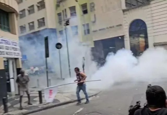  PM lança bombas e usa arma de borracha em protesto de professores do Rio | Foto: Reprodução