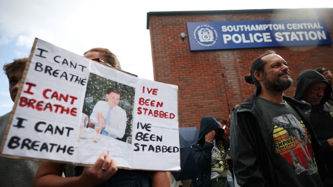 Imagem da notícia: Inglaterra vive tensão racial após jovem morrer algemado Imagem da notícia: Inglaterra vive tensão racial após jovem morrer algemado
