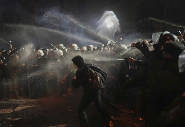 A polícia de choque usa spray de pimenta para dispersas manifestantes neste sábado em Istambul | Foto: Reprodução/ Francisco Seco (AP Photo)