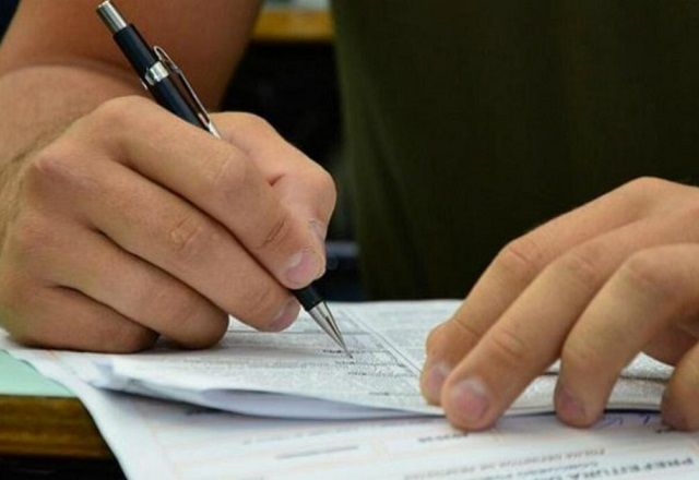 Pessoa usa lapiseira em prova (Agência Brasil)