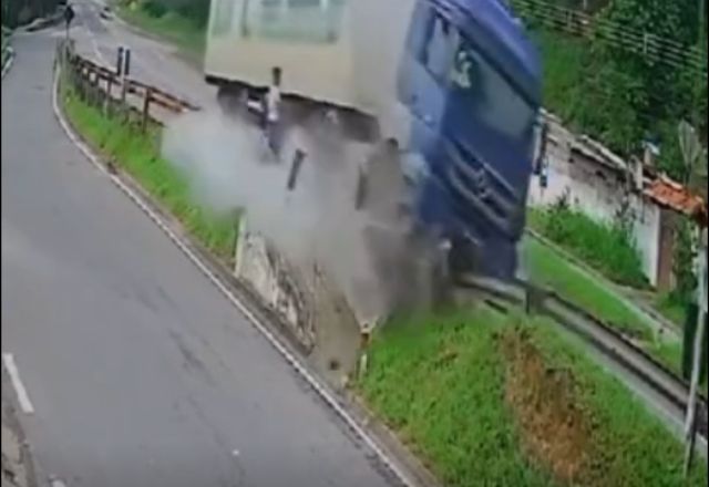 Motorista perde controle de caminhão e quase atropela duas pessoas em Teresópolis (RJ) | Foto: Reprodução