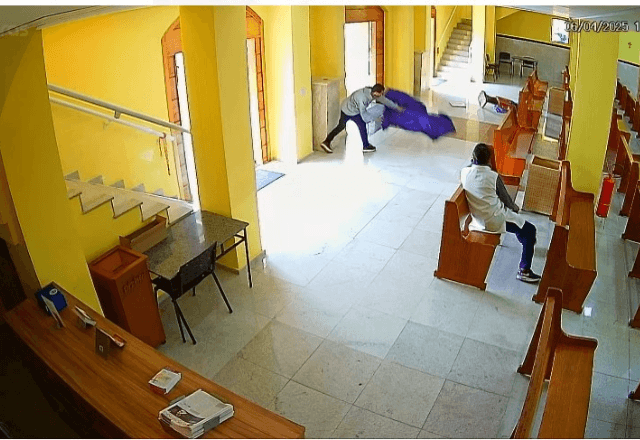 Circuito de segurança da paróquia registrou momento em que duas imagens são vandalizadas | Reprodução 