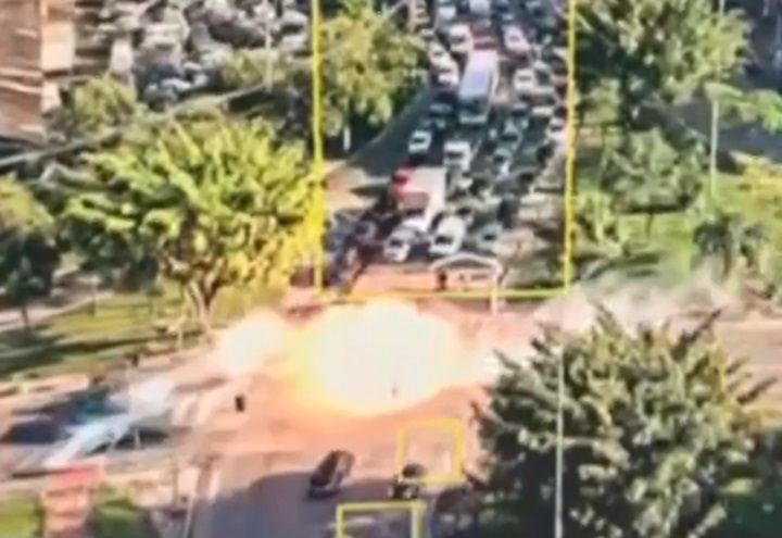 Câmera flagra momento em que avião mergulha em avenida de São Paulo