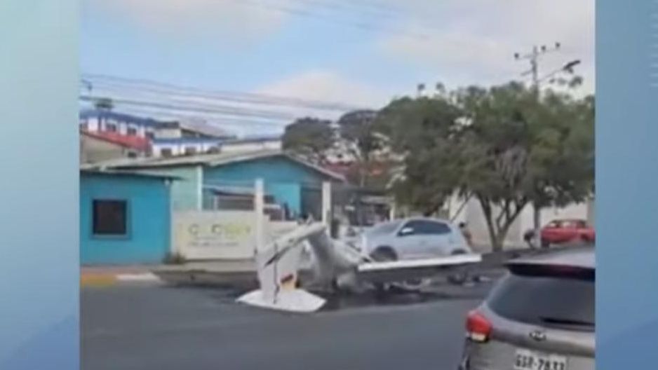 Avião caiu sobre carro no Equador | Reprodução