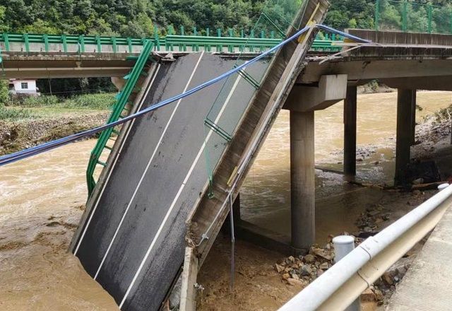 O presidente da China, Xi Jinping, pediu esforços máximos de resgate e socorro para proteger a vida e a propriedade das pessoas após a queda da ponte | Xinhua