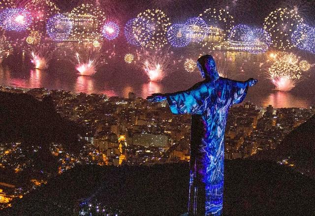 queima de fogos com cristo redentor iluminado