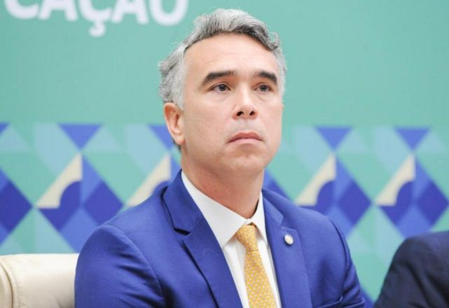 Brito considera "louvável" o anúncio feito pelo titular do MEC, Camilo Santana, de que estava propondo o encaminhamento de um projeto ao Congresso proibindo o uso de celular em sala de aula | Renato Araujo/Câmara dos Deputados