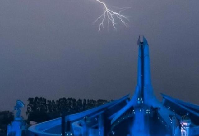 raio atinge palco do tomorrowland
