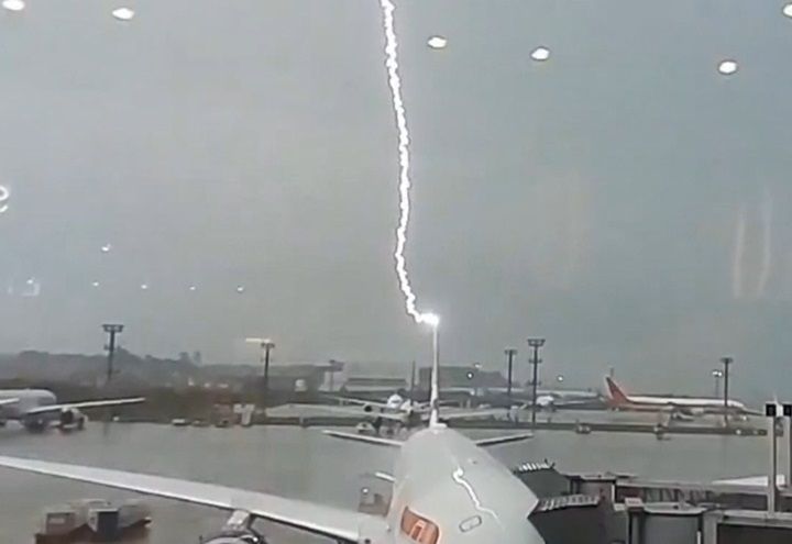 Avião é atingido por raio durante temporal em São Paulo
