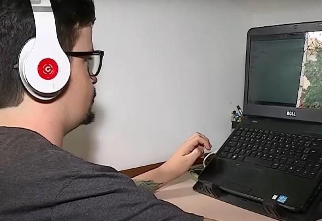 rapaz com fones de ouvido