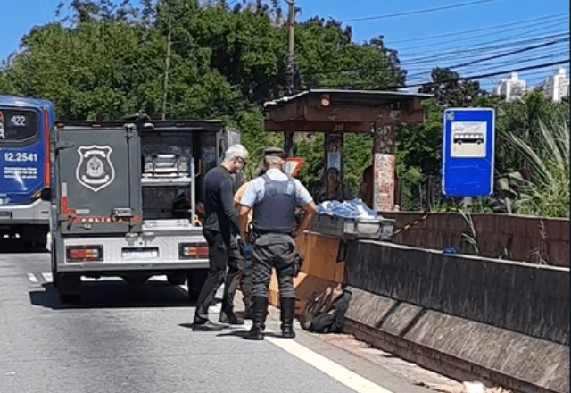 Vítima dos disparos morreu no local / Reprodução SBT