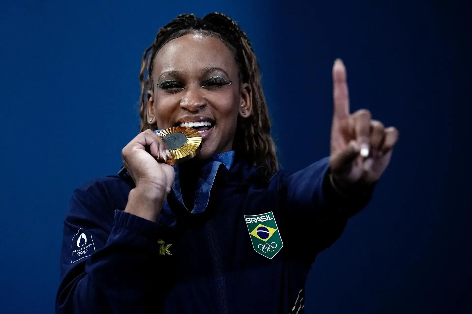 A ginasta Rebeca Andrade, após conseguir medalha de ouro no solo | Alexandre Loureiro/COB
