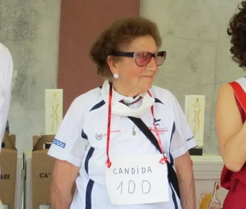 Italiana de 100 anos movimentou as redes e impressionou o público ao renovar a carteira de habilitação | Reprodução/redes sociais