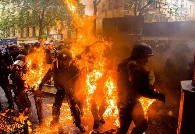 Muitos dos policiais foram atingidos por coquetéis molotovs, que resultaram em queimaduras graves nas mãos e no rosto | Reprodução/redes sociais