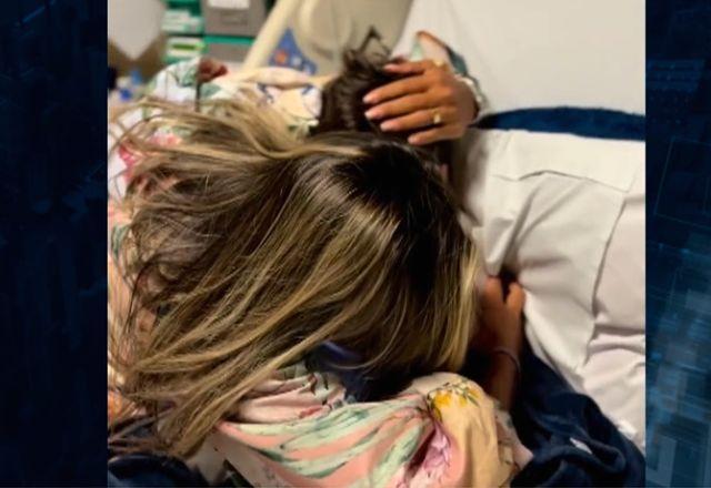 Mãe reencontra filho após ele passar 16 dias em coma na UTI Mãe reencontra filho após ele passar 16 dias em coma na UTI