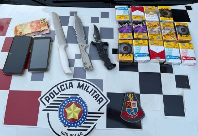 Objetos apreendidos com dupla que fez refém em padaria de Osasco | Foto: PMSP