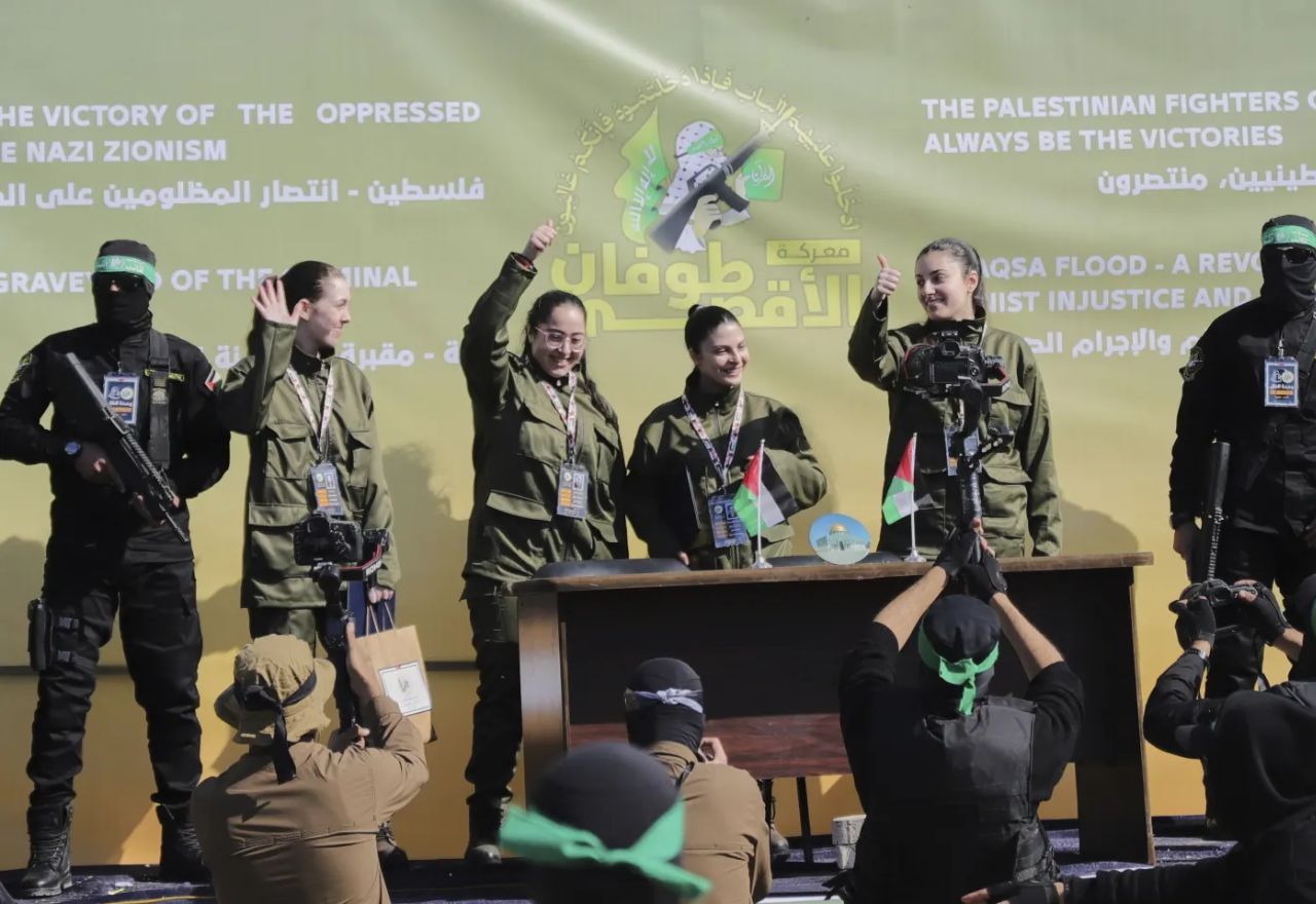 As jovens israelenses acenam para multidão antes de serem entregues para a Cruz Vermelha | Abed Hakkar/AP