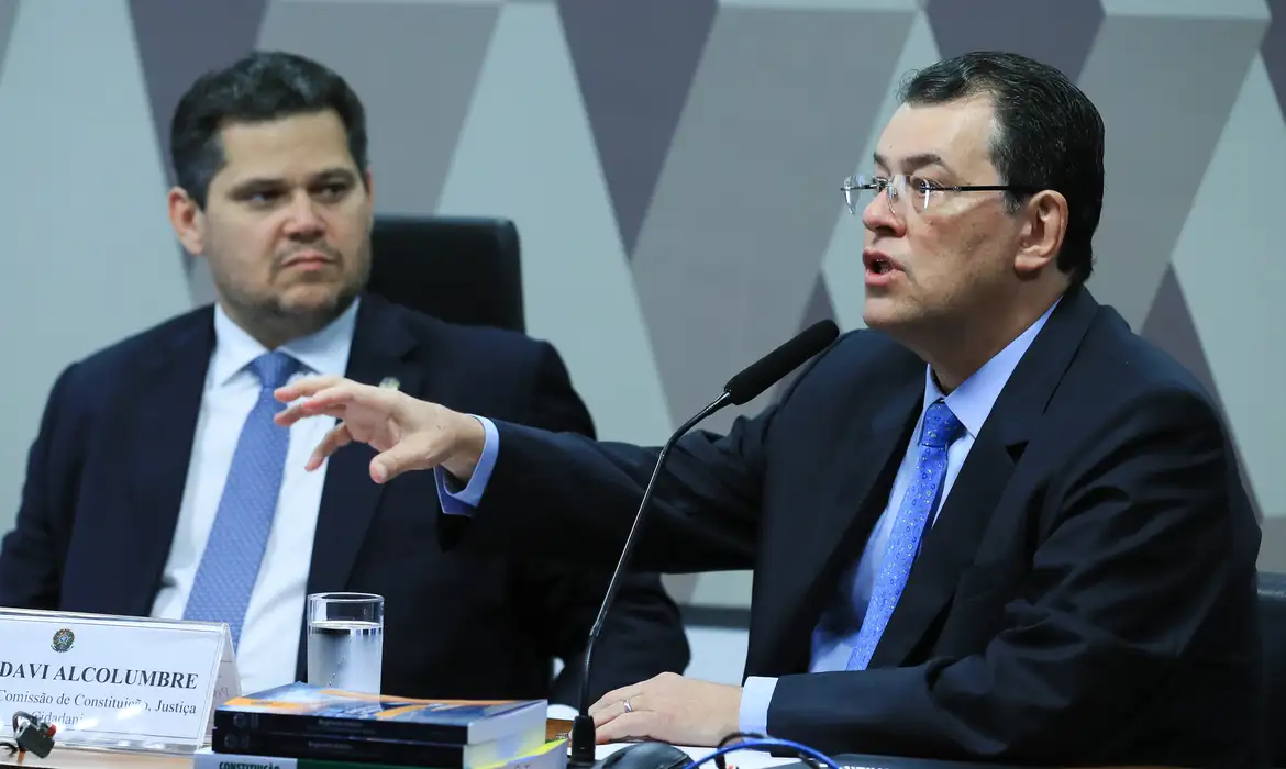 O senador Davi Alcolumbre (União-AP), a esquerda, deve definir uma nova data para análise na CCJ; o texto será lido por Eduardo Braga (MDB-AM), a direita | Agência Senado