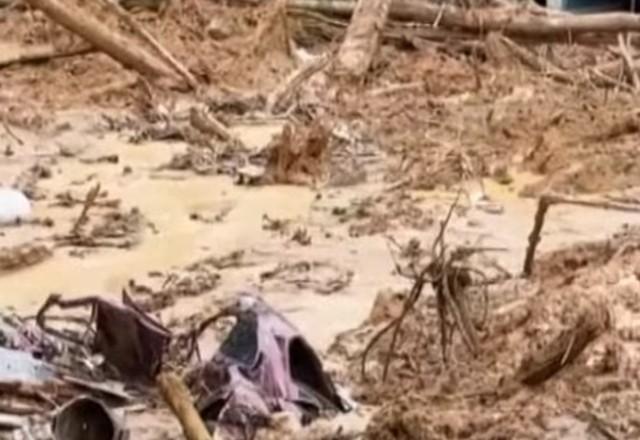 região destruída após deslizamento de terra