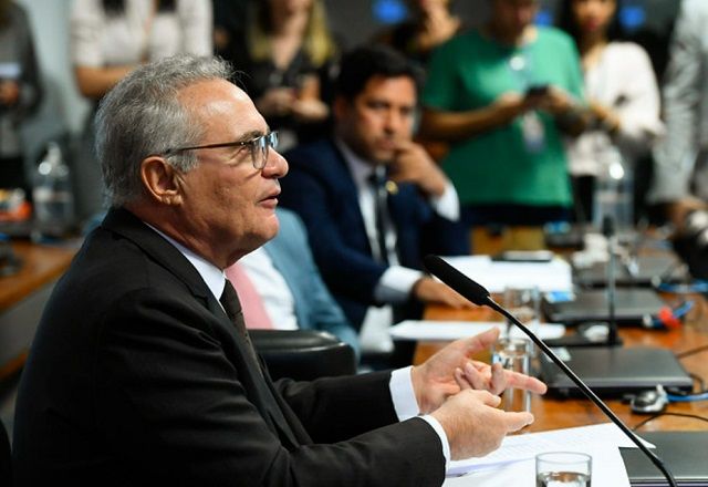 Renan Calheiros fala ao microfone na primeira reunião de trabalho da CPI da Braskem (Marcos Oliveira/Agência Senado)