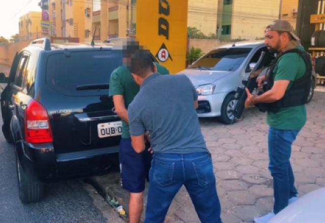 Homem é colocado em viatura da Polícia, após ter sido preso por estelionato | Reprodução/reprodução Polícia Civil Piauí
