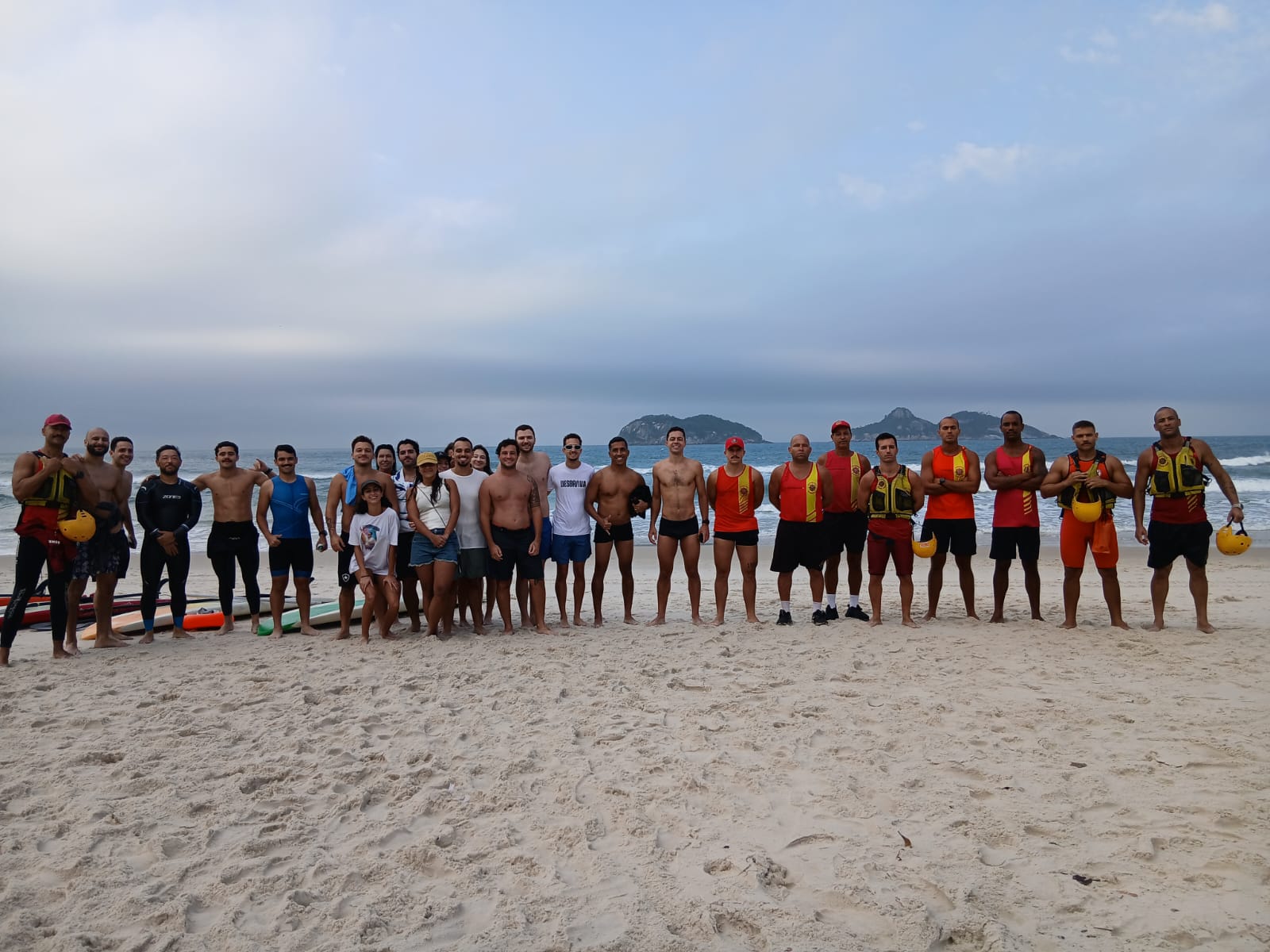 Grupo de 20 pessoas fica à deriva no mar da Barra da Tijuca