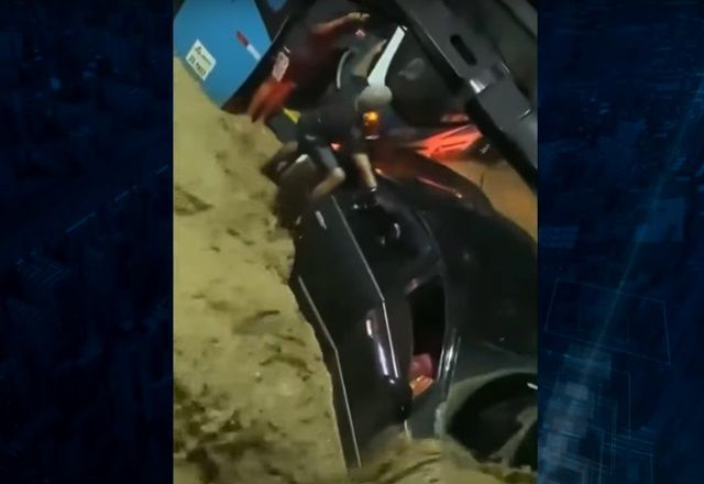 Passageiros de ônibus resgatam mãe e bebês de carro submerso; Veja vídeo
