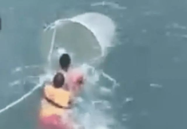 Vídeo: homens são 'pescados' por cesto e resgatados do mar no litoral de São Paulo