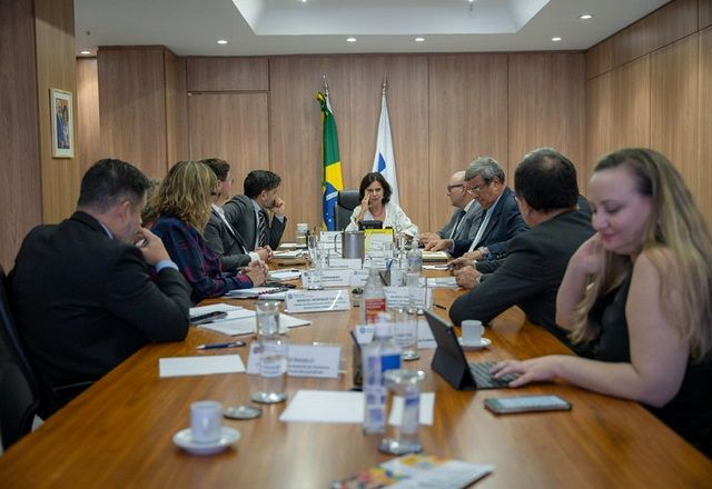 Intenção é revisar lista dos municípios selecionados para receber vacina da dengue, diz ministra