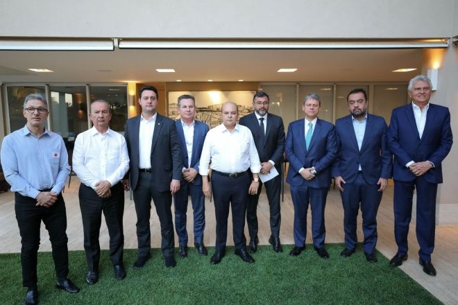 Os governadores Romeu Zema (MG), Jorginho Mello (SC), Ratinho Júnior (PR), Mauro Mendes (MT), Ibaneis Rocha (DF), Wilson Lima (AM), Tarcísio de Freitas (SP), Cláudio Castro (RJ) e Ronaldo Caiado (GO) | Renato Alves/Agência Brasília 