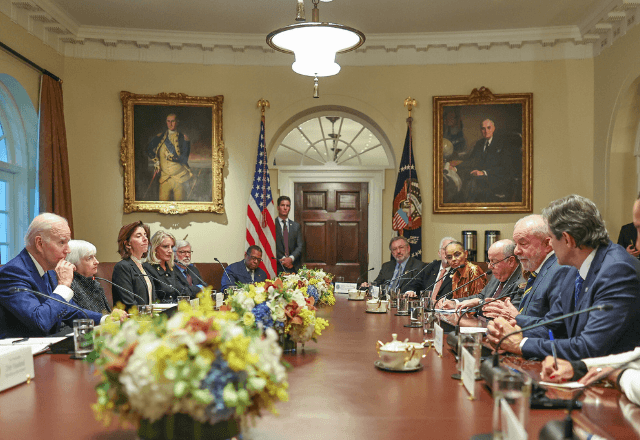 Na imagem, o presidente da República durante reunião ampliada com o homólogo norte-americano, Joe Biden na Casa Branca, em Washington (EUA). Fevereiro de 2023 | Reprodução Ricardo Stuckert//Planalto