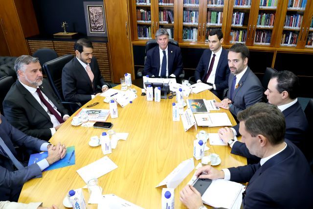 Pimenta, Messias, Fux, Leite e representantes do governo em reunião no Supremo (Gustavo Moreno/STF)