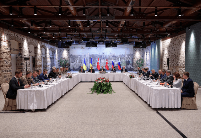 Sala de reunião com autoridades ucranianas de um lado e russas de outro | Reprodução/Arda Kucukkaya/Ministério das Relações Exteriores da Turquia
