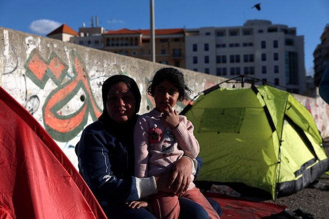 Mãe e filha em barracas no Líbano | REUTERS/Claudia Greco