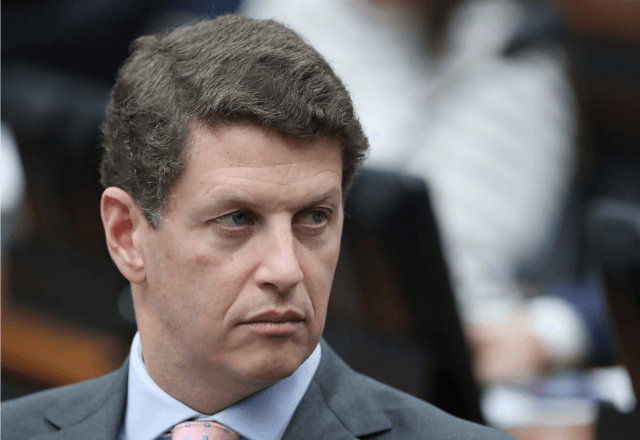 Salles diz que Nikolas é alvo de "ciúmes de homem" e chama "centrão" de câncer do país Salles diz que Nikolas é alvo de "ciúmes de homem" e chama "centrão" de câncer do país