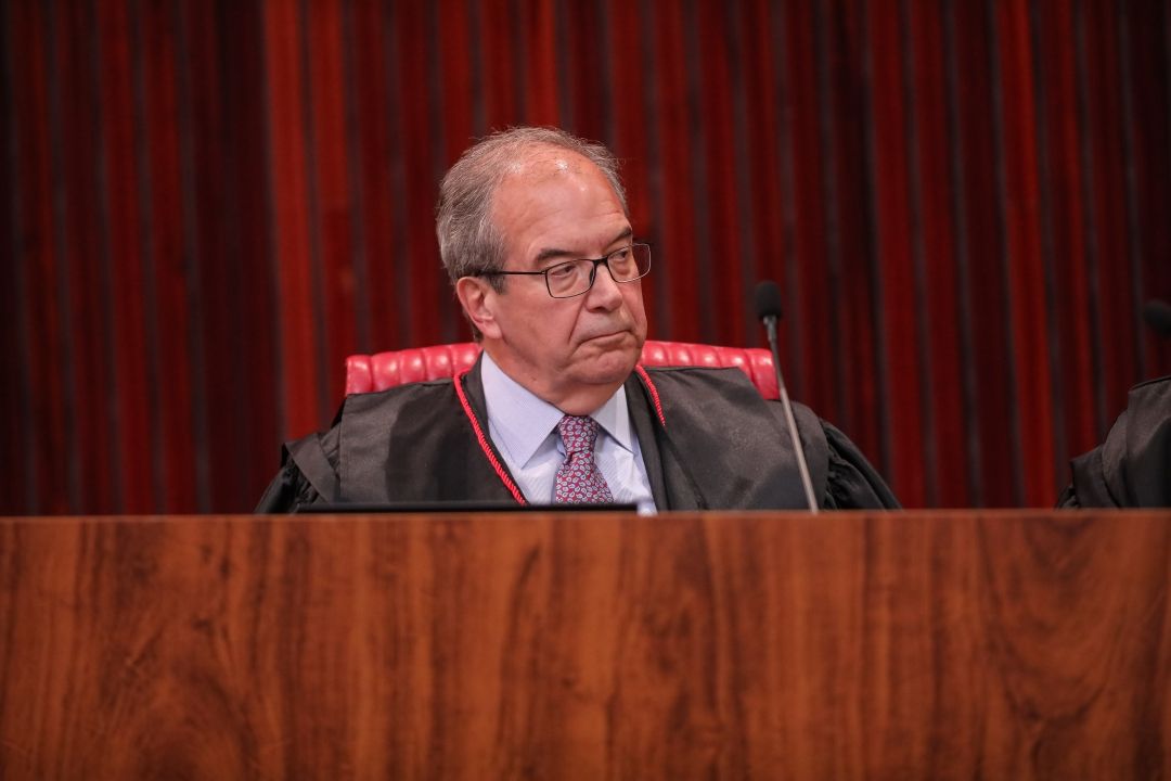 TSE nega pedido de Flávio contra lives de Lula no Alvorada TSE nega pedido de Flávio contra lives de Lula no Alvorada