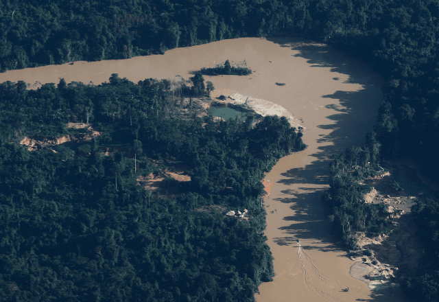 Áreas de garimpo ilegal na TI Yanomami vistas em sobrevoo ao longo do rio Mucajaí em 2023 | Reprodução 
