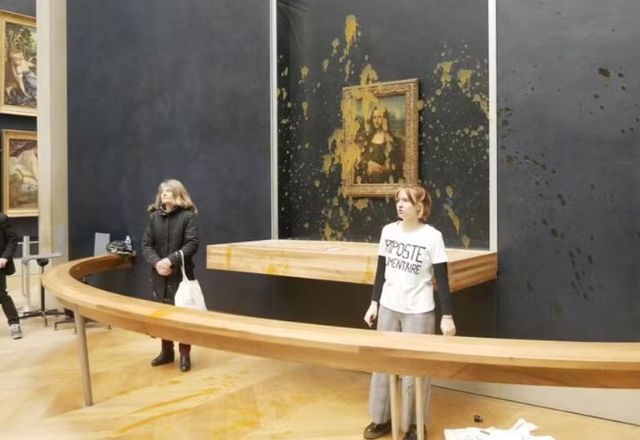 Ativistas jogaram sopa no quadro Mona Lisa, de Da Vinci para lembrar a importância de proteger o meio ambiente e as fontes dos alimentos para uma alimentação saudável | Redes sociais/X/@riposte_alim