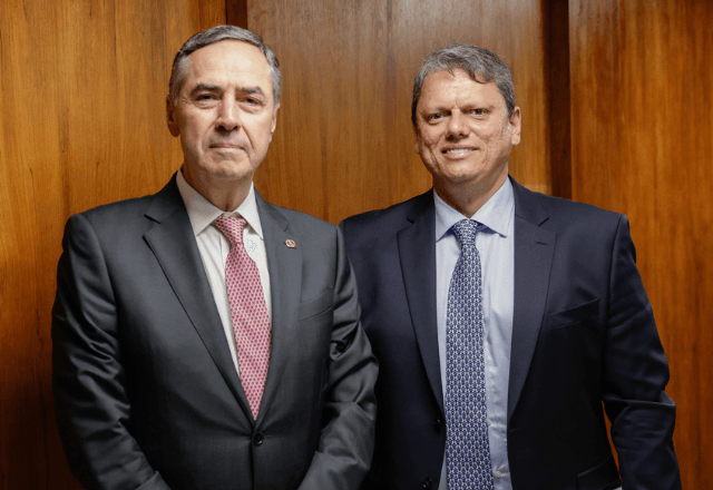 Luís Roberto Barroso, presidente do STF, e o governador Tarcísio de Freitas (Republicanos) em março de 2024 durante audiência | Reprodução Fellipe Sampaio/STF