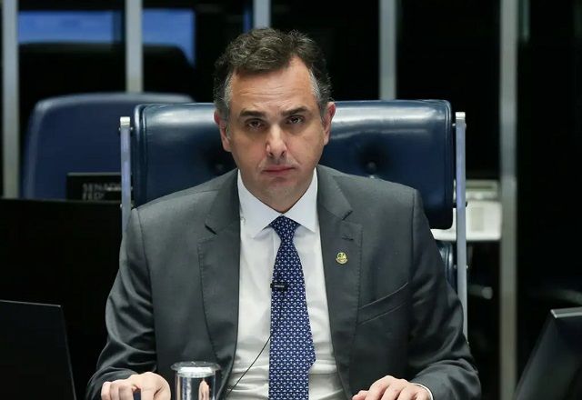 Rodrigo Pacheco sentado, no plenário do Senado (Lula Marques/Agência Brasil)