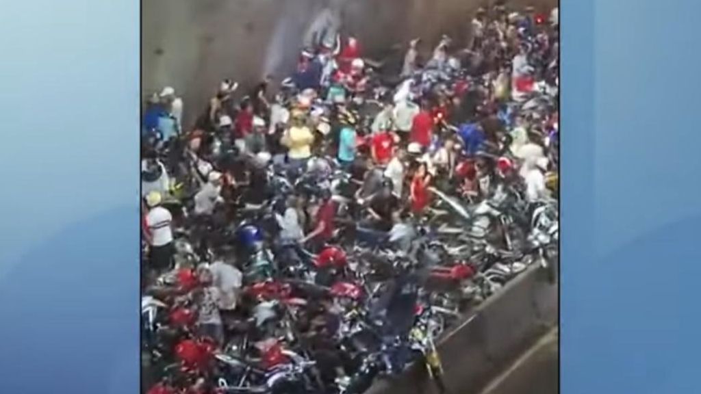 Polícia apreende 15 motos durante "rolezinho de Natal" em Cuiabá Polícia apreende 15 motos durante "rolezinho de Natal" em Cuiabá