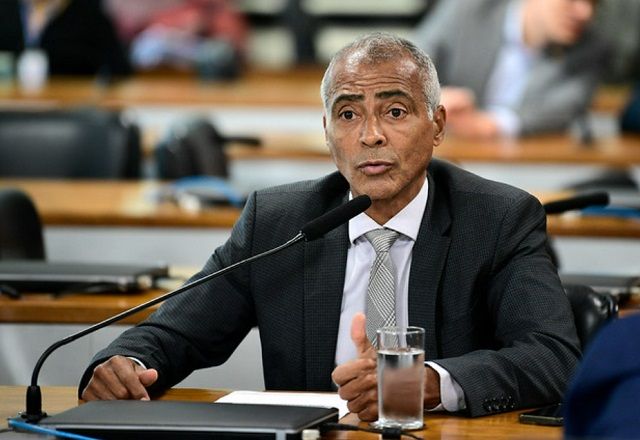 Romário fala ao microfone (Pedro França/Agência Senado)