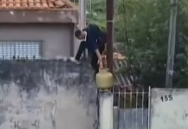 Bandido pula muro levando botijão de gás | Reprodução/SBT