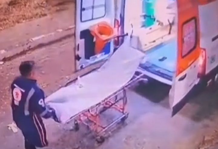 VÍDEO: Ladrão rouba ambulância enquanto equipe prepara atendimento