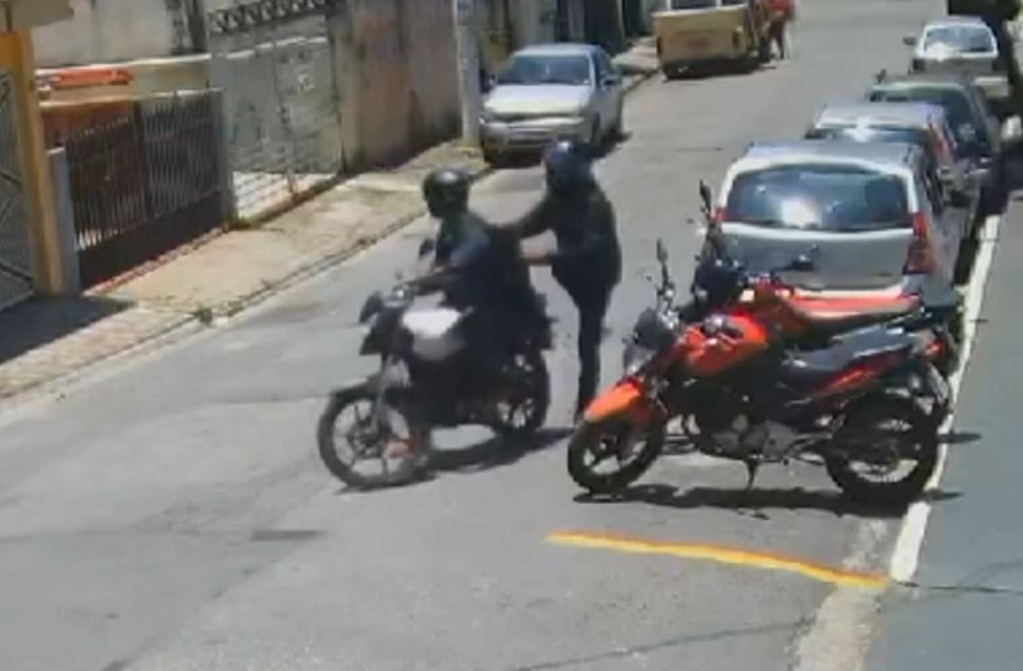 Dono rastreia moto furtada, encontra veículo desmontado e ajuda a deter comerciante