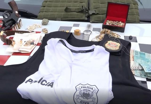roupas, joias e dinheiro apreendido com os ladrões